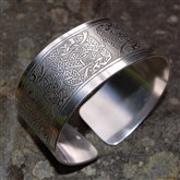 (SB7) Wide Silver-etched Celtic Snakes Bangle